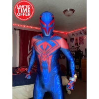 A través del disfraz de cosplay de Spider-Verse Spider 2099